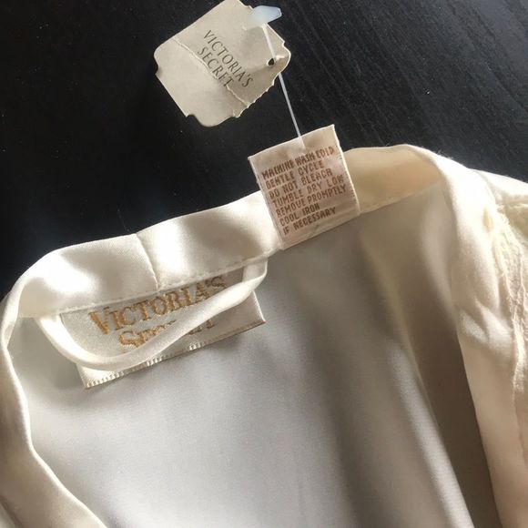 Gold Label VINTAGE VICTORIAS SECRET ROBE - Picture 5 of 16